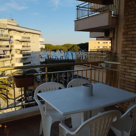 לה פינדה Seafront Apartment Pineda Beach מראה חיצוני תמונה