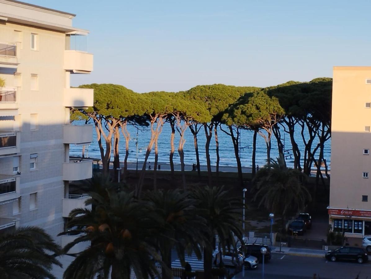 לה פינדה Seafront Apartment Pineda Beach מראה חיצוני תמונה