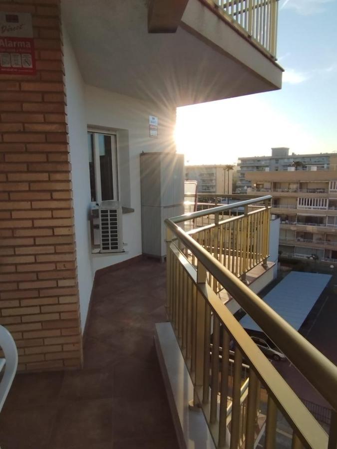 לה פינדה Seafront Apartment Pineda Beach מראה חיצוני תמונה