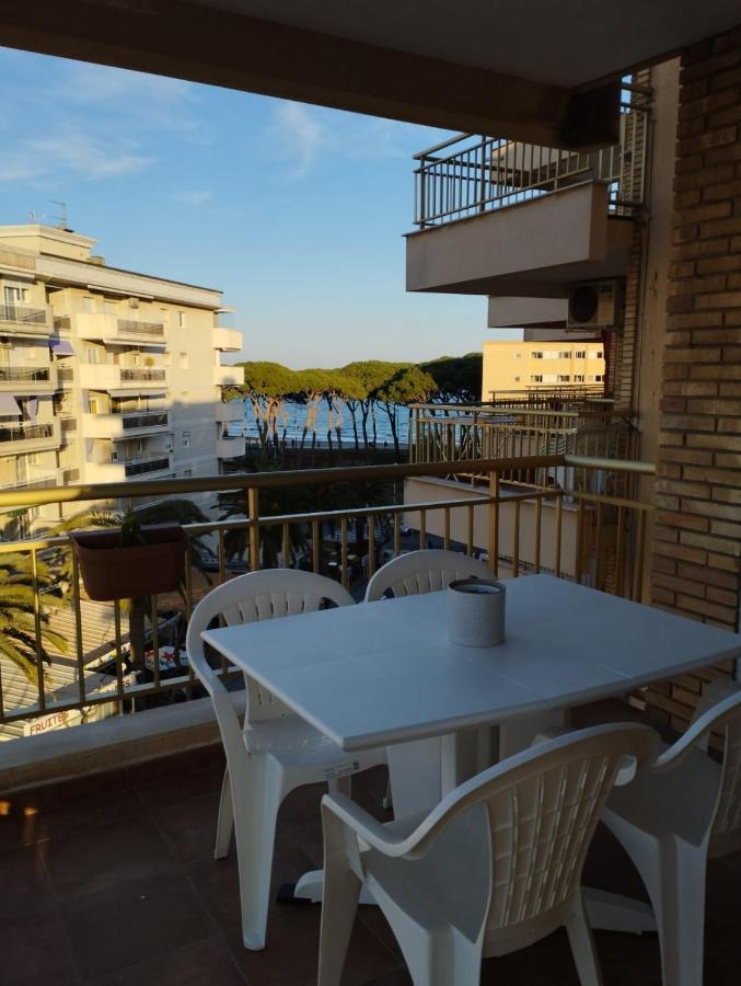 לה פינדה Seafront Apartment Pineda Beach מראה חיצוני תמונה