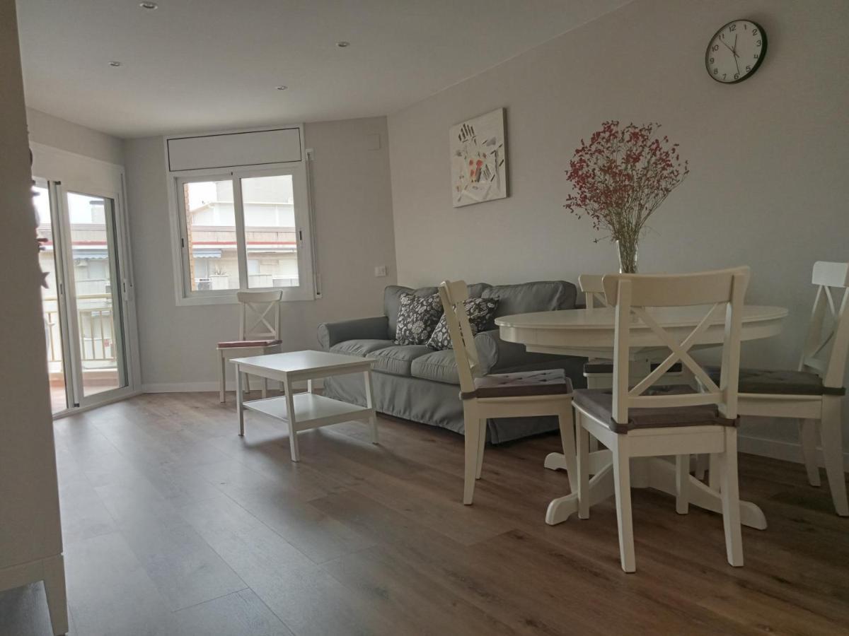 לה פינדה Seafront Apartment Pineda Beach מראה חיצוני תמונה
